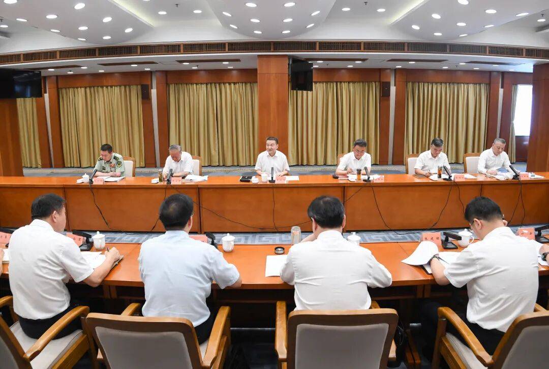 省委政法委员会第六次全体会议召开